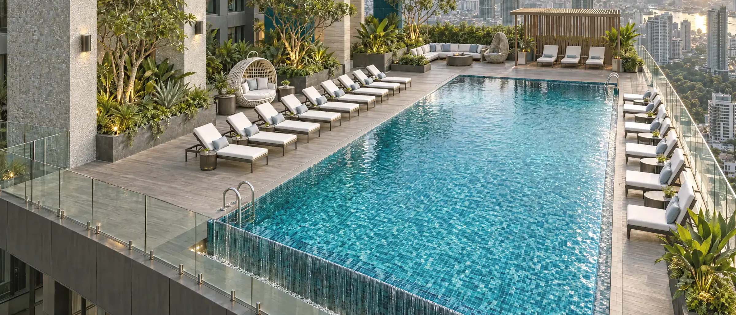 Pool auf der Dachterrasse mit Sonnenliegen über der Skyline der Stadt