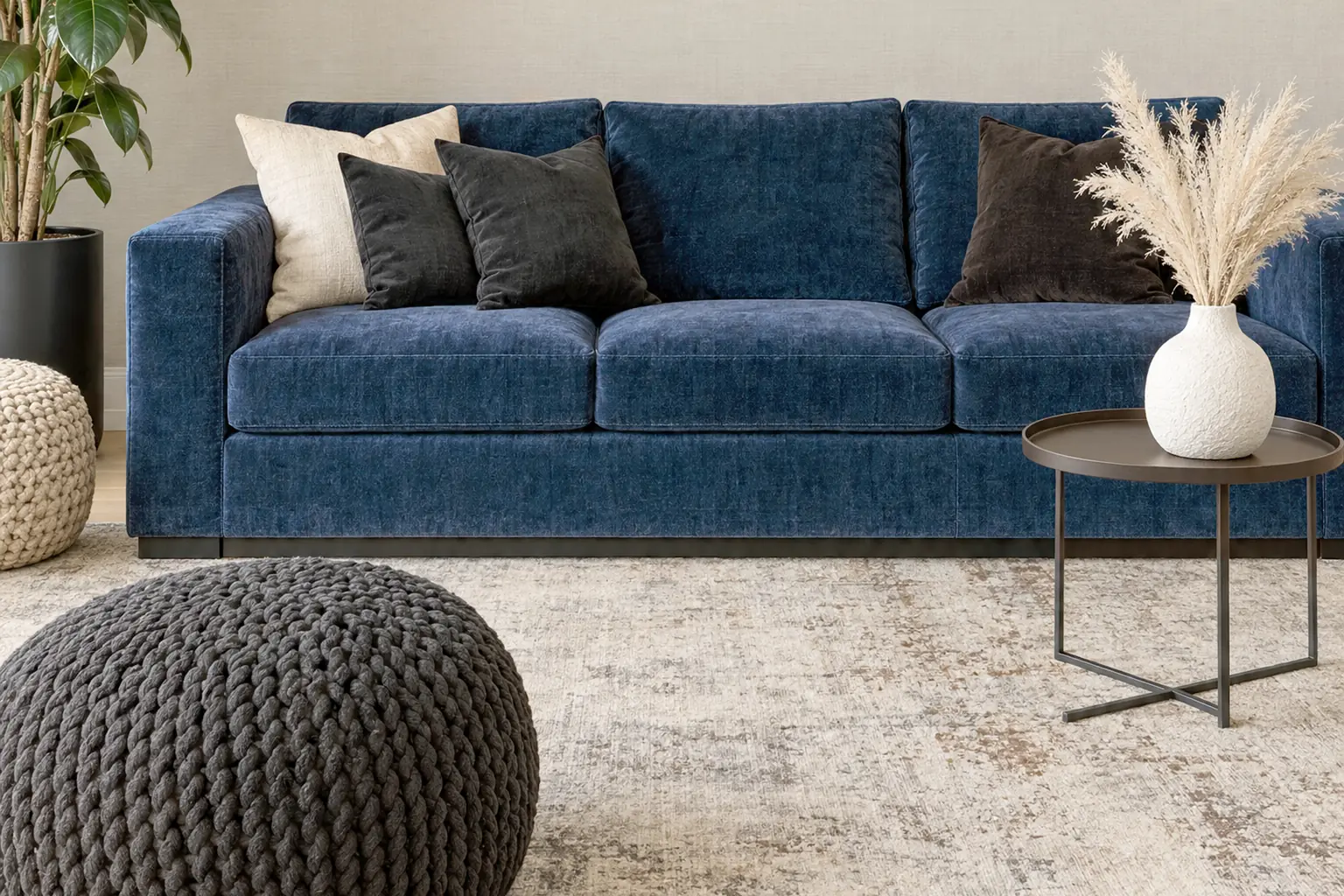Phòng khách căn hộ tư nhân với sofa nhung xanh